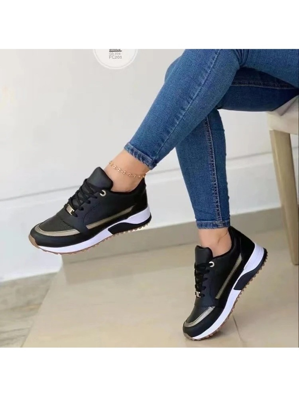 Women's Casual Lace-up Flat Sneakers Black / Gold